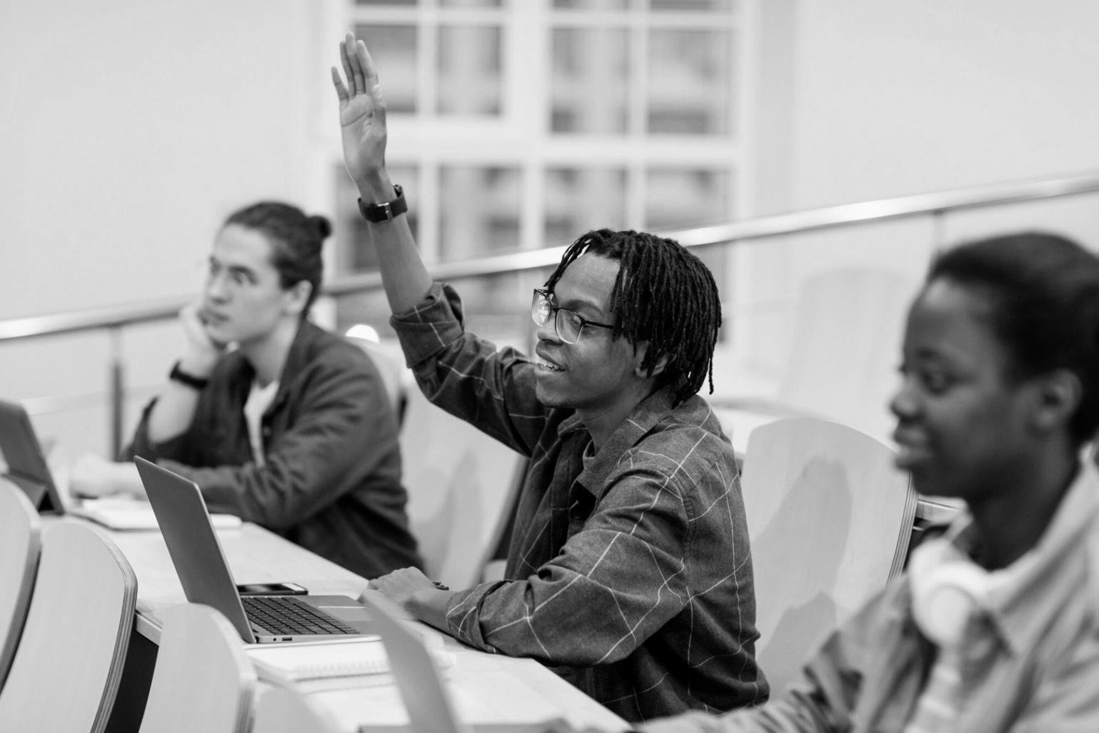 Schizzi di game design su lavagna con meccaniche di gameplay