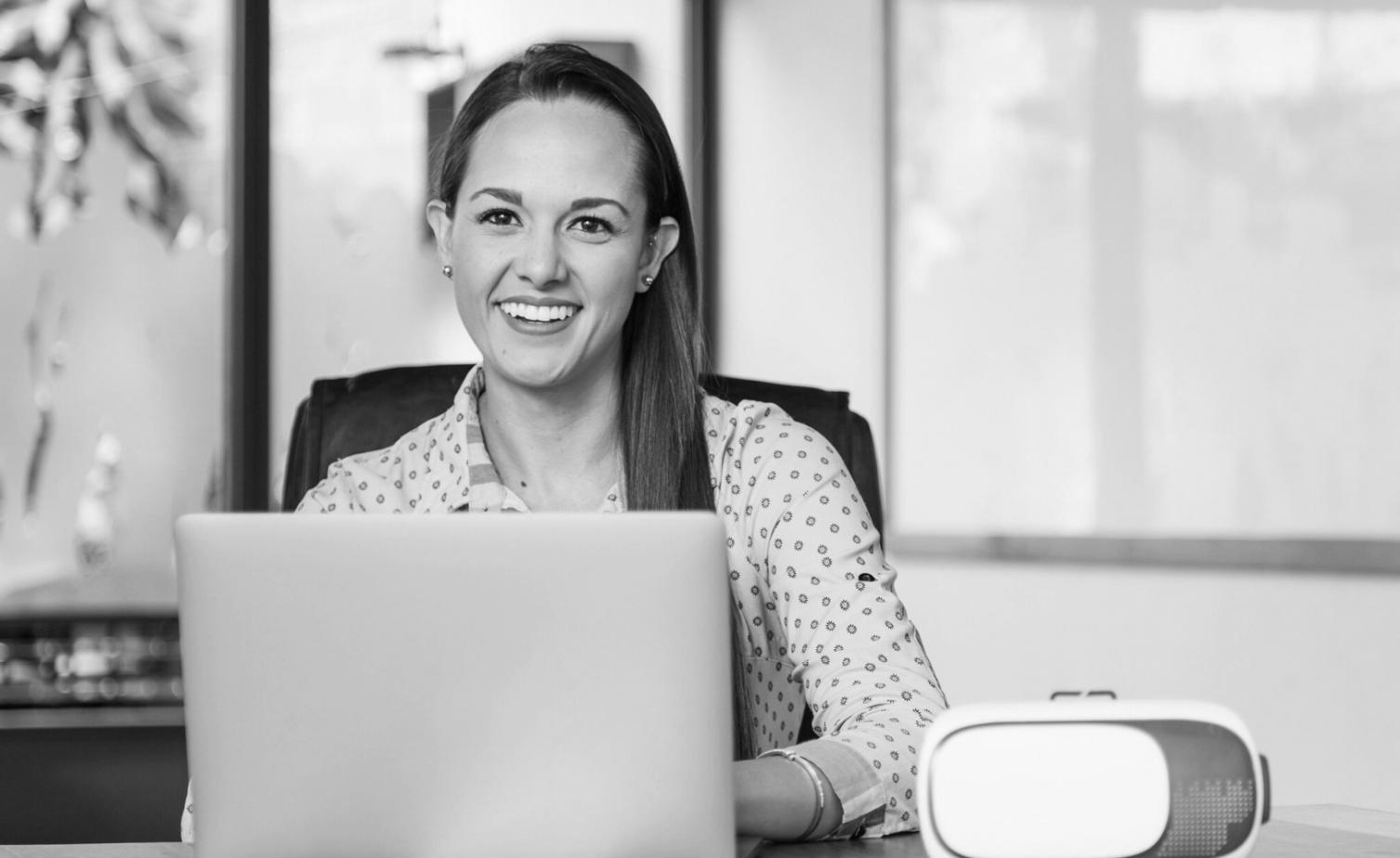 Sessione di programmazione con editor di codice e debugging