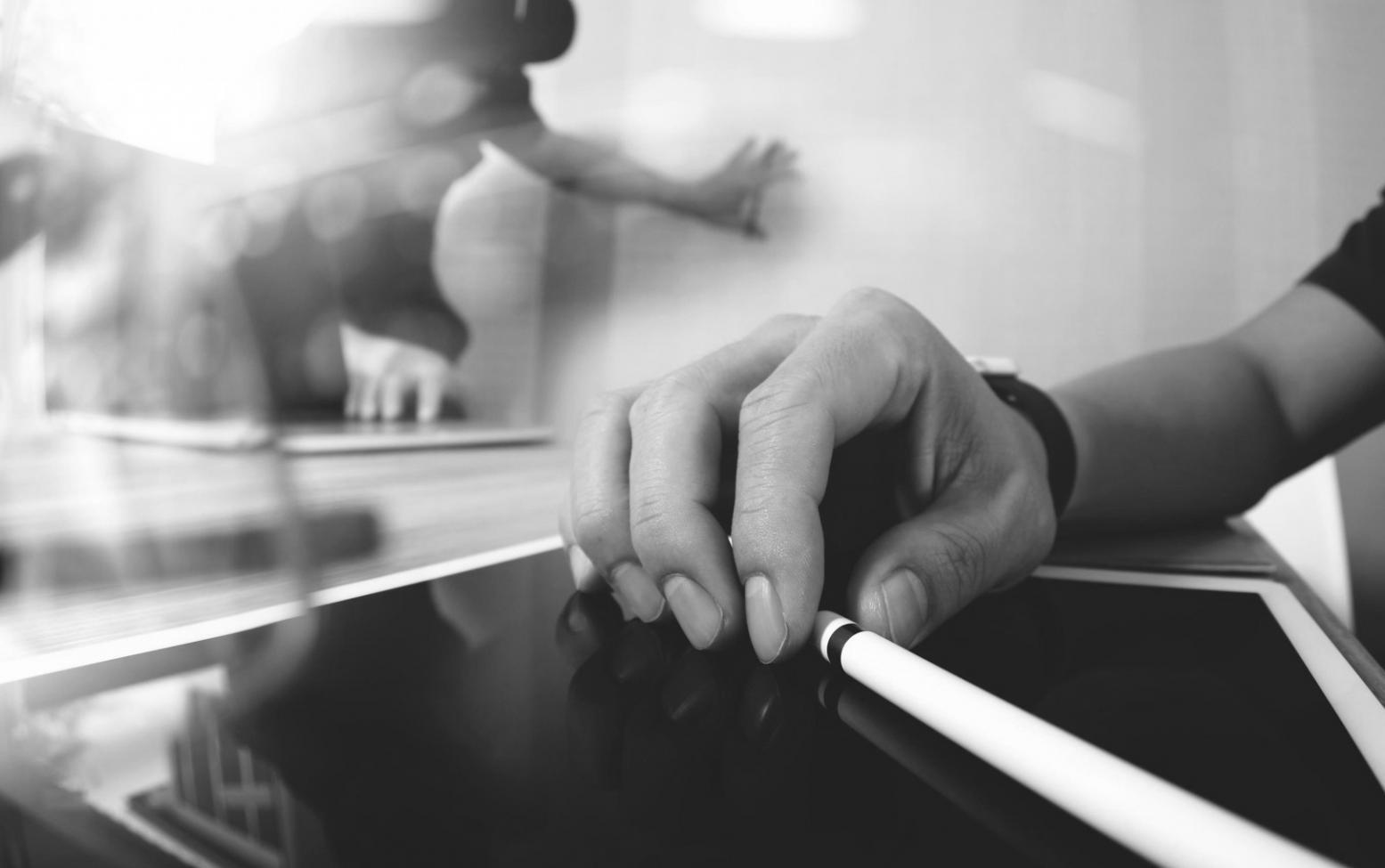 Team di sviluppatori al lavoro su progetti collaborativi di game development