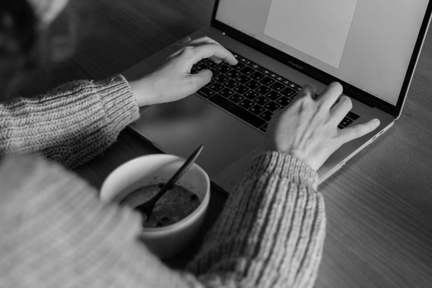 Ambiente di sviluppo mobile gaming con strumenti professionali